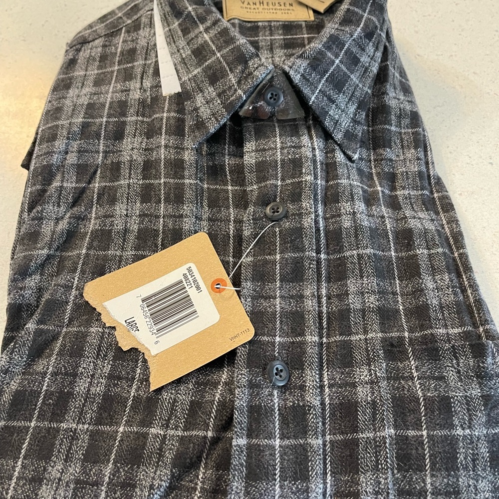 Van Heusen Men's Gray , Black, White Checkered Shirt. Size Large NWT!